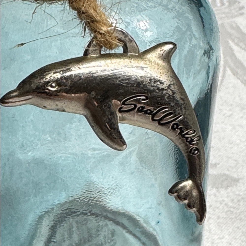 (2) RARE Vtg. (NEW) Sea World dolphin deccanters. - Picture 5 of 9